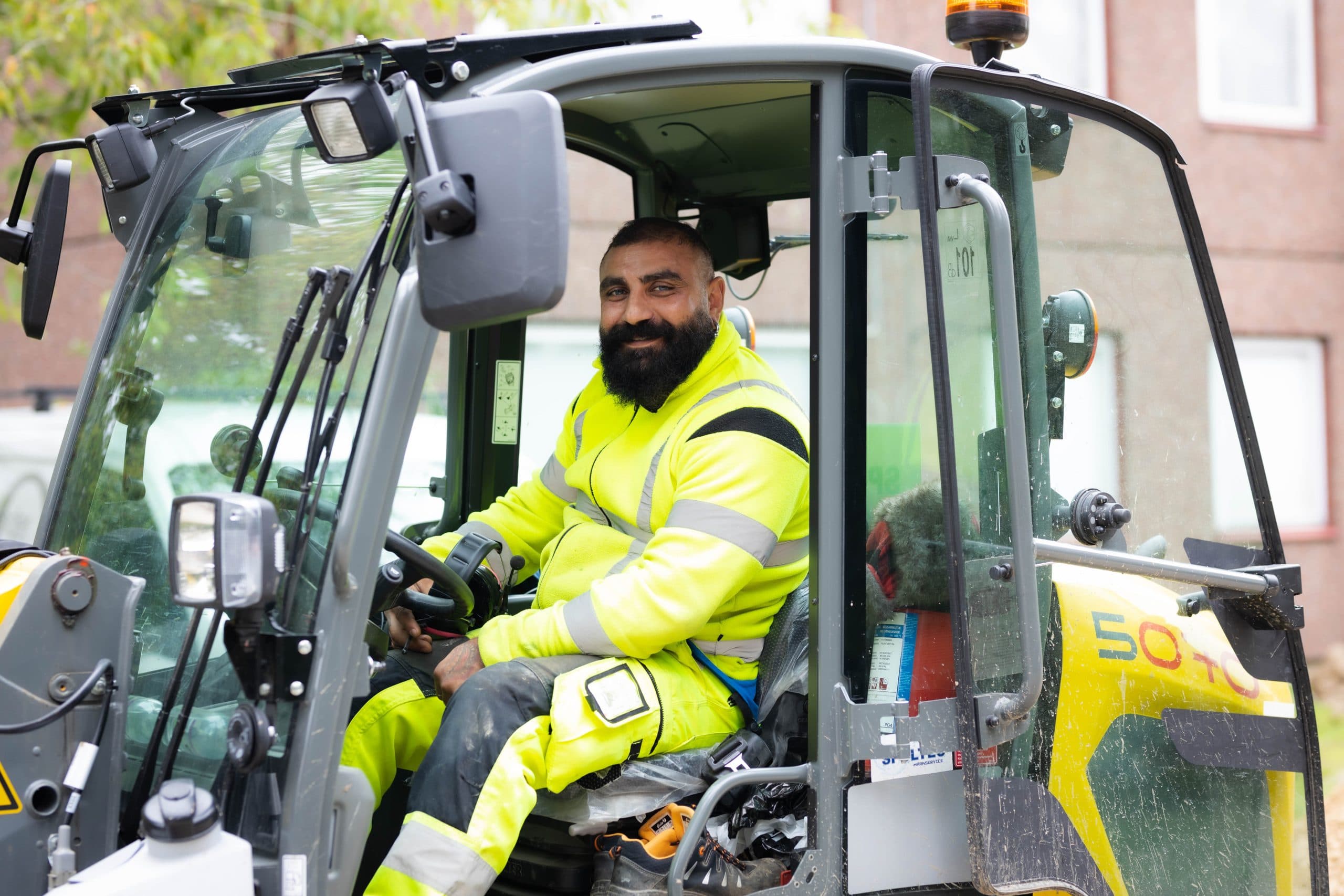 Person i Spoltec redskap som driver entreprenadmaskiner.