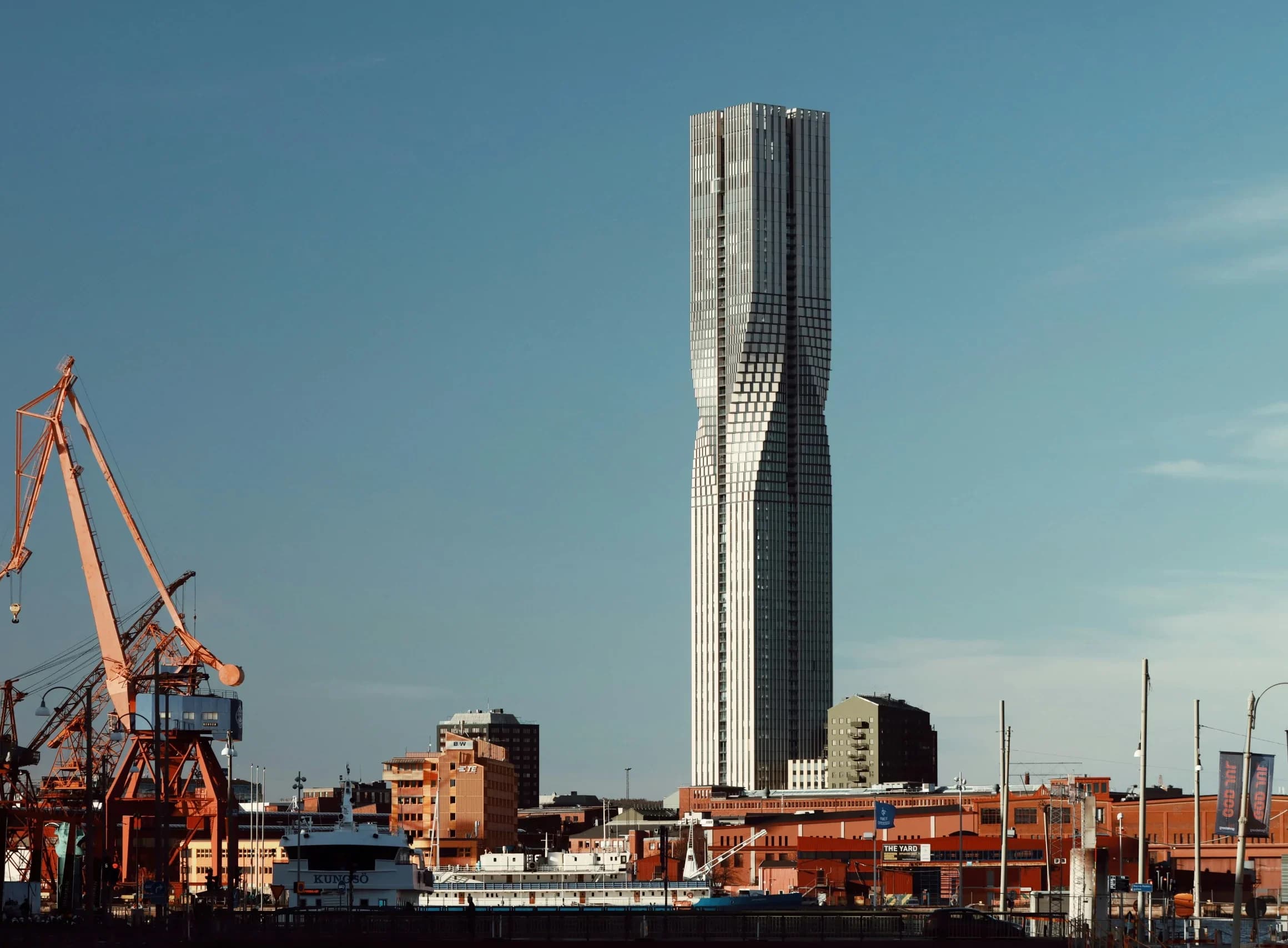 Vy över Göteborgs skyline med Karlatornet och en klassisk hamnkran i förgrunden – rörservice och relining i Göteborgsområdet.
